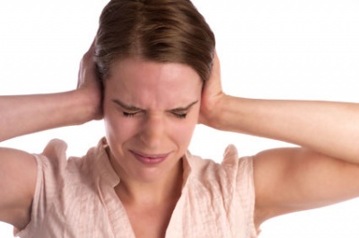 Frau leidet an Geräuschüberempfindlichkeit